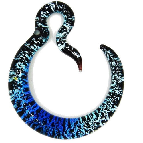 The Ohr-Piercing Feuerglas Spiral Taper Dehner Ohrgewicht is a curved, hook-shaped earring with a marbled black, blue, and white design, featuring a pointed tip and a small hole near the top.