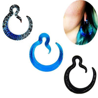 Load image into Gallery viewer, Three Ohr-Piercing Feuerglas Spiral Taper Dehner Ohrgewicht ear gauges in black, blue, and clear crackled designs, shaped like question marks. Inset: person with turquoise hair wears the blue spiral taper gauge.
