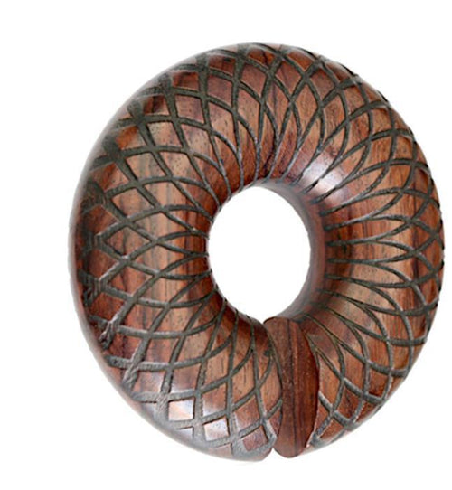 A round, wooden Ohr Donut Piercing Dahlie Holz Ohrgewicht Ring with a smooth, polished surface and intricate crisscross pattern. Its dark grain and geometric design highlight its artistic, handcrafted look.