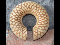 Load image into Gallery viewer, Donut Ohr Piercing Dahlie Krokodilholz Ohrgewicht
