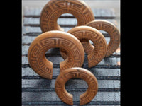 Load image into Gallery viewer, Ohr Donut Piercing griechisch Teakholz Ohrgewicht
