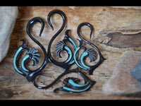 Load image into Gallery viewer, Horn Piercing Dehnspirale Türkis Inlay Fishtail Schwan
