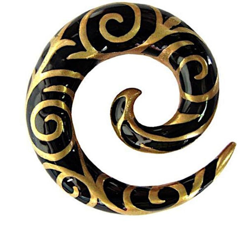 The Brass Piercing Dehnschnecke Resin schwarz gold Spiralen features a black spiral design with gold swirls, ideal as an eye-catching lobe piercing accessory, displayed against a white background.