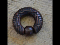 Load image into Gallery viewer, Klemmkugel Ring Narraholz Piercing Labyrinth Gravur
