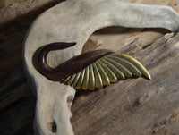 Load image into Gallery viewer, Piercing Hook Schwan Dehnschnecke aus Narraholz Brass
