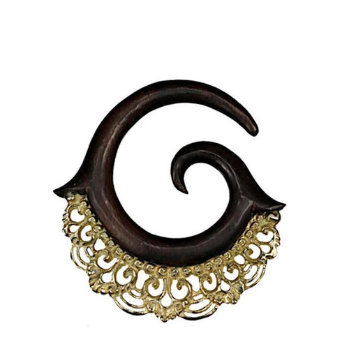 The Piercing Dehnschnecke Narraholz Brass Ornament Spirale is a decorative, spiral-shaped wooden stretching accessory with a pointed tip and ornate brass detailing—ideal for lobe piercing enthusiasts.