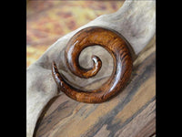 Load image into Gallery viewer, Piercing Spirale Parasit Holz Plug Ohrstecker braun Wellen Maserung
