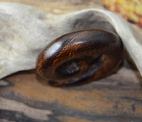 Load image into Gallery viewer, Piercing Spirale Parasit Holz Plug Ohrstecker braun Wellen Maserung
