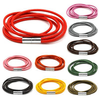 Load image into Gallery viewer, Zehn dreifach mehrlagige Lederarmbänder mit Magnetverschluss, unisex, sind in Farben wie Rot, Pink, Grau, Braun, Orange, Grün, Schwarz und Gelb auf weißem Hintergrund abgebildet.

