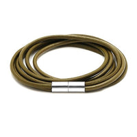 Load image into Gallery viewer, Das "Lederarmbänder Farben Bänder Armband" ist ein dreifach mehrlagiges, unisex Lederarmband in Braun mit elegantem Magnetverschluss, stilvoll auf weißem Hintergrund arrangiert.
