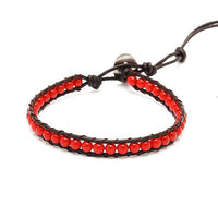 Load image into Gallery viewer, Das Lederarmband "Lederarmbänder Achat gefärbt Perlen bunt Armband Leder verstellbar unisex" ist handgefertigt, mit roten Achatperlen zwischen zwei dunkelbraunen Lederbändern und verstellbarem Knopfverschluss.
