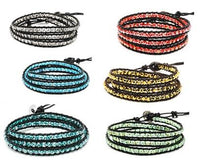 Load image into Gallery viewer, Six Glitzer Lederarmbänder, dreilagig mit facettierten Glaskristall Perlen in Schwarz, Rot, Blau, Gelb, Türkis und Hellgrün, liegen auf weißem Hintergrund. Jedes Armband ist verstellbar und mit praktischer Knotenverschluss gearbeitet.
