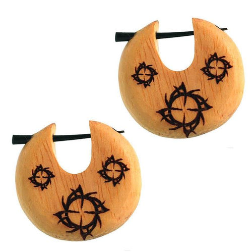 Pin Creolen Jackfrucht Holz hell Horn-Pin 23 mm rund dunkle Gravur Motiv