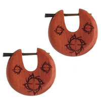 Load image into Gallery viewer, Holz Pin Creolen Sawoholz Horn-Pin 23 mm rund dunkle Gravur Motiv unisex

