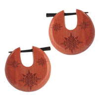 Load image into Gallery viewer, Holz Pin Creolen Sawoholz Horn-Pin 23 mm rund dunkle Gravur Motiv unisex
