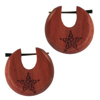Load image into Gallery viewer, Holz Pin Creolen Sawoholz Horn-Pin 23 mm rund dunkle Gravur Motiv unisex
