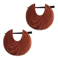 Load image into Gallery viewer, Holz Pin Creolen Sawoholz Horn-Pin 23 mm rund dunkle Gravur Motiv unisex
