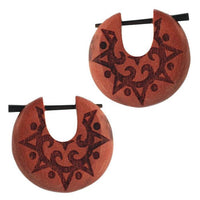 Load image into Gallery viewer, Holz Pin Creolen Sawoholz Horn-Pin 23 mm rund dunkle Gravur Motiv unisex
