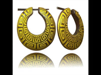 Load image into Gallery viewer, Holz Pin Creolen oval 38mm dunkel braun Horn-Pin Ohrringe gold Muster Handarbeit
