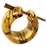 Load image into Gallery viewer, Die Holz Creolen 16mm Ohrringe Horn Pin organic sind runde, dicke Ohrringe mit dunkler Maserung und glattem Finish, handgefertigt aus Holz und sicher verschlossen mit einem geraden Horn-Pin durch zwei kleine Endlöcher.
