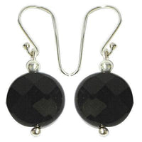 Load image into Gallery viewer, Elegante Ohrringe aus 925er Sterling Silber mit geschliffenen schwarzen Onyx-Scheiben, die als stilvolle Ohrhänger für Damen jedes Outfit veredeln.
