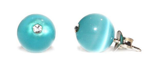 A pair of Ohrstecker Katzenauge hellblau Perle 925er Sterling Silber with white Glitzer Stein, shown on a white background: one earring faces forward, the other reveals the side and metal backing.