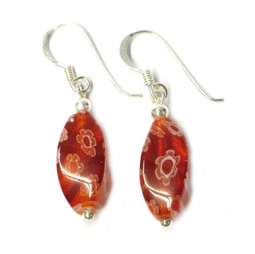 These Muranoglas Ohrringe feature red, oval-twisted Murano glass with a light pink floral pattern and 925 Sterling Silber hooks.
