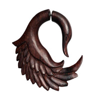Load image into Gallery viewer, Handgeschnitzte Fake Piercing Ohrringe aus Sonoholz und Edelstahl, groß in Hell- oder Dunkelbraun, kunstvoll gearbeitet – ideal als Organic Schmuck und Dehner.
