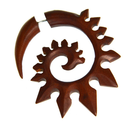 The Tribal Fake Piercing Spirale Zacken Holz Edelstahl features a wooden spiral with sunburst edges and a stainless steel clasp, making it a stylish unisex lobe accessory.