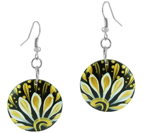 A pair of Holzohrringe Blumen schwarz gold Ohrringe mit floralen Designs und Edelstahl Ohrhänger für Damen – aus Holzscheibe, bequem und organisch.