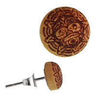 Cargar imagen en el visor de la galería, A round 8 mm Holz Ohrstecker "Krieger Maske," golden laser-engraved, shown from front and side. Features a detailed design with Sterlingsilber 925 post and backing attached to the wooden disc.
