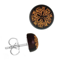 Load image into Gallery viewer, The Holzohrstecker Edelstahl Sonoholz rund 8mm gold Motive features a dark brown round base with an intricate gold motif on top, completed with a silver stainless steel post and butterfly backing.
