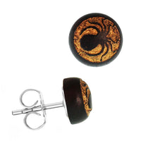 Load image into Gallery viewer, A round Holzohrstecker Edelstahl Sonoholz earring (8mm) with a gold motif, featuring a raised scorpion design on black. Shown from front and side angles.
