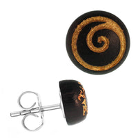 Load image into Gallery viewer, The Holzohrstecker Edelstahl Sonoholz rund 8mm gold Motive features a black base with a raised gold spiral, shown from front and side views. It has a silver post and butterfly back.
