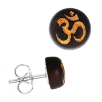 Load image into Gallery viewer, The Holzohrstecker Edelstahl Sonoholz rund 8mm features a black base with a gold Om symbol, and is fitted with a silver stainless steel post and butterfly back for secure fastening.
