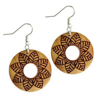 Load image into Gallery viewer, These round Ohrringe aus Jackfrucht Holz feature a central cut-out, intricate floral Gravur, and are finished with elegant Edelstahl Silber Bügel for comfortable wear.
