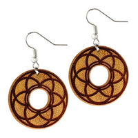 Load image into Gallery viewer, A pair of round Ohrringe Jackfrucht Holz with a dark geometric flower engraving, central hole, and elegant Edelstahl Silber hooks for wearing.
