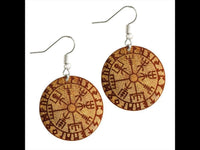 Load image into Gallery viewer, A pair of round Ohrringe Jackfrucht Holz with engraved Norse runic designs in brown tones, featuring intricate patterns and Edelstahl Silber hooks for easy wearing.
