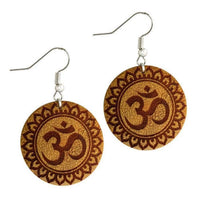 Load image into Gallery viewer, Runde Ohrringe aus Jackfrucht Holz mit graviertem Om (ॐ) Symbol und dekorativem Rand. Silberne Edelstahl-Bügel bieten leichten Tragekomfort, das Design strahlt natürliche, erdige Eleganz aus.
