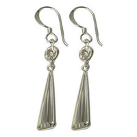 Load image into Gallery viewer, A pair of Zirkonia Stein Dreieck facettiert Glitzer Ohrringe aus 925 Sterling Silber mit kleinem rundem Zirkonia am Ohrstecker und langem, spitz zulaufendem Dreiecksanhänger.
