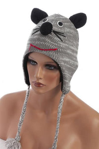 Load image into Gallery viewer, A mannequin wears the Unisex Tiergesicht Mütze Norwegermütze Nepalmütze Strick Tiermützen Bommeln, designed like a mouse with black ears, googly eyes, a round black nose, whiskers, a red smiling mouth, and braided tassels on each side.
