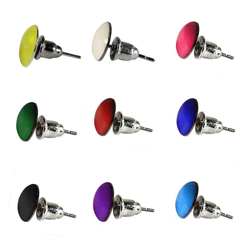 Nine round 8 mm acrylic stud earrings in yellow, white, pink, green, red, blue, black, purple, and light blue, arranged in a 3x3 grid on a white background. Made of stainless steel, they are unisex and nickelfrei.