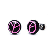 Load image into Gallery viewer, Zwei Ohrringe "Ohrstecker Halbkugel Peace 8 mm" aus nickelfreiem Edelstahl mit zweifarbigem Acryl und pinken Peace-Zeichen, unisex, vor weißem Hintergrund präsentiert.
