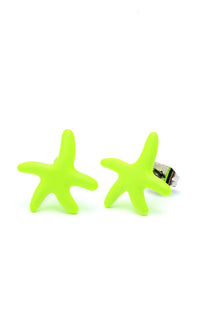 Load image into Gallery viewer, A pair of Brass Ohrstecker Stern Sterne bunt Unisex Ohrringe aus nickelfreiem Edelstahl (12mm) in a bright neon green starfish shape, shown on a plain white background.
