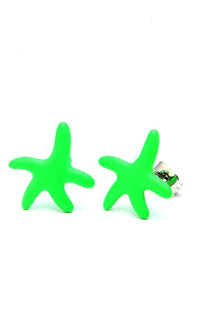 Load image into Gallery viewer, A pair of bright green, starfish-shaped Brass Ohrstecker Stern Sterne bunt Unisex Ohrringe (12 mm, Edelstahl, nickelfrei), with silver backings, is displayed on a white background.
