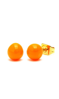Load image into Gallery viewer, Zwei runde, glänzende 5mm Emaille Perlen Ohrstecker aus goldfarbenem, nickelfreiem Messing ("Brass Ohrstecker Perle Kugel bunt gold Emaille") liegen auf weißem Hintergrund – stilvoll und für jeden Anlass geeignet.
