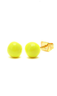 Load image into Gallery viewer, Pair of round, glossy 5mm bunte Emaille Perle stud earrings with gold-tone Brass Ohrstecker posts and butterfly backs, nickelfrei Messing, displayed on a white background.
