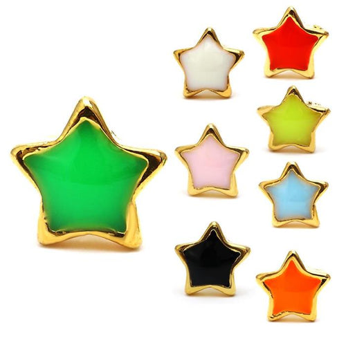 Zu sehen sind acht Brass Ohrstecker Stern 6 mm aus bunt goldener Emaille mit nickelfreiem Messingrand in grün, weiß, rot, gelb, pink, blau, schwarz und orange; der grüne Stern ist dabei im Vordergrund größer abgebildet.