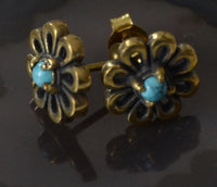 Load image into Gallery viewer, Messing Stein Kristall Ohrstecker gold Blume Zinnie 11mm
