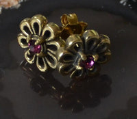 Load image into Gallery viewer, Messing Stein Kristall Ohrstecker gold Blume Zinnie 11mm
